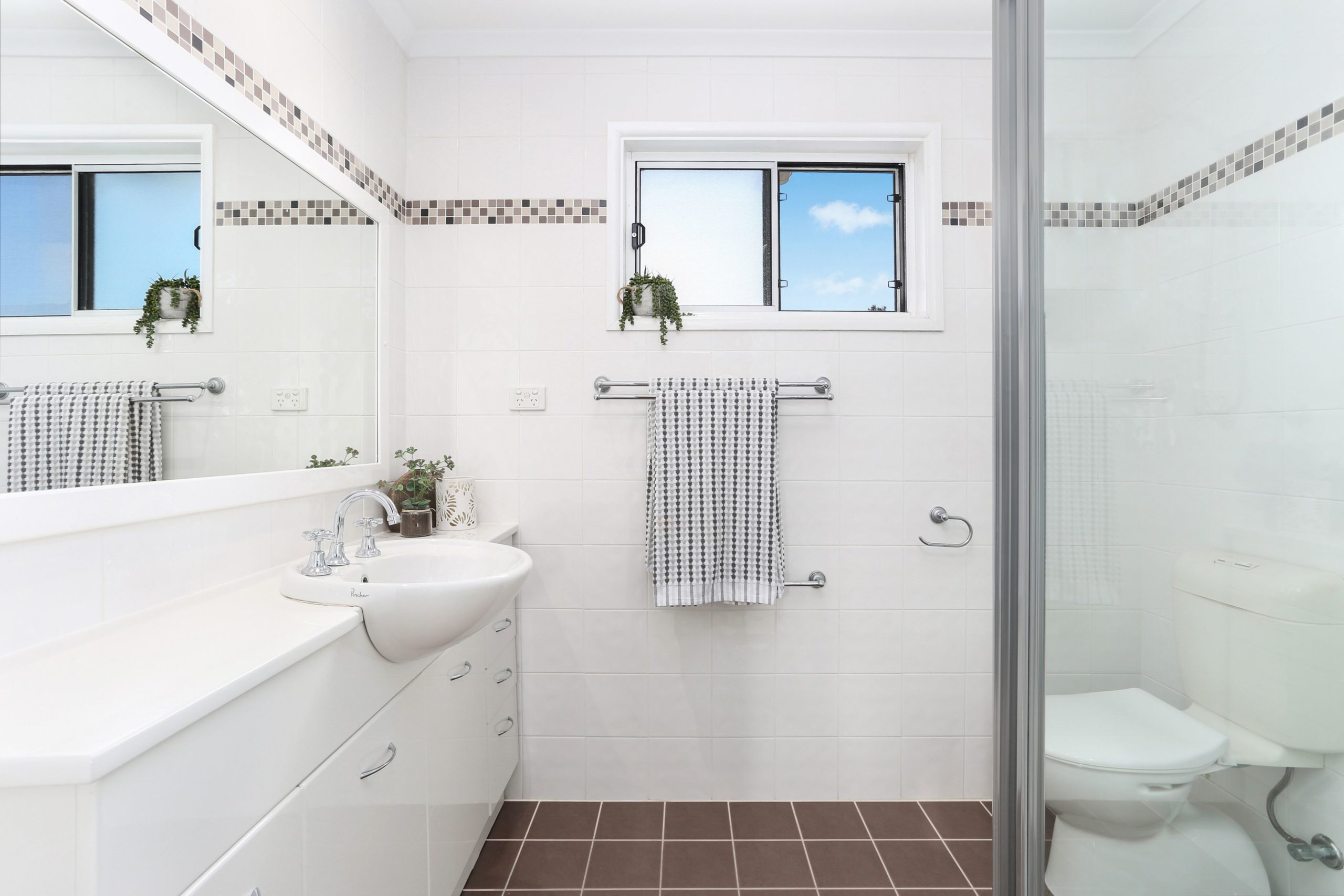 44 Stanley Avenue, Farmborough Heights - Thumbnail 2