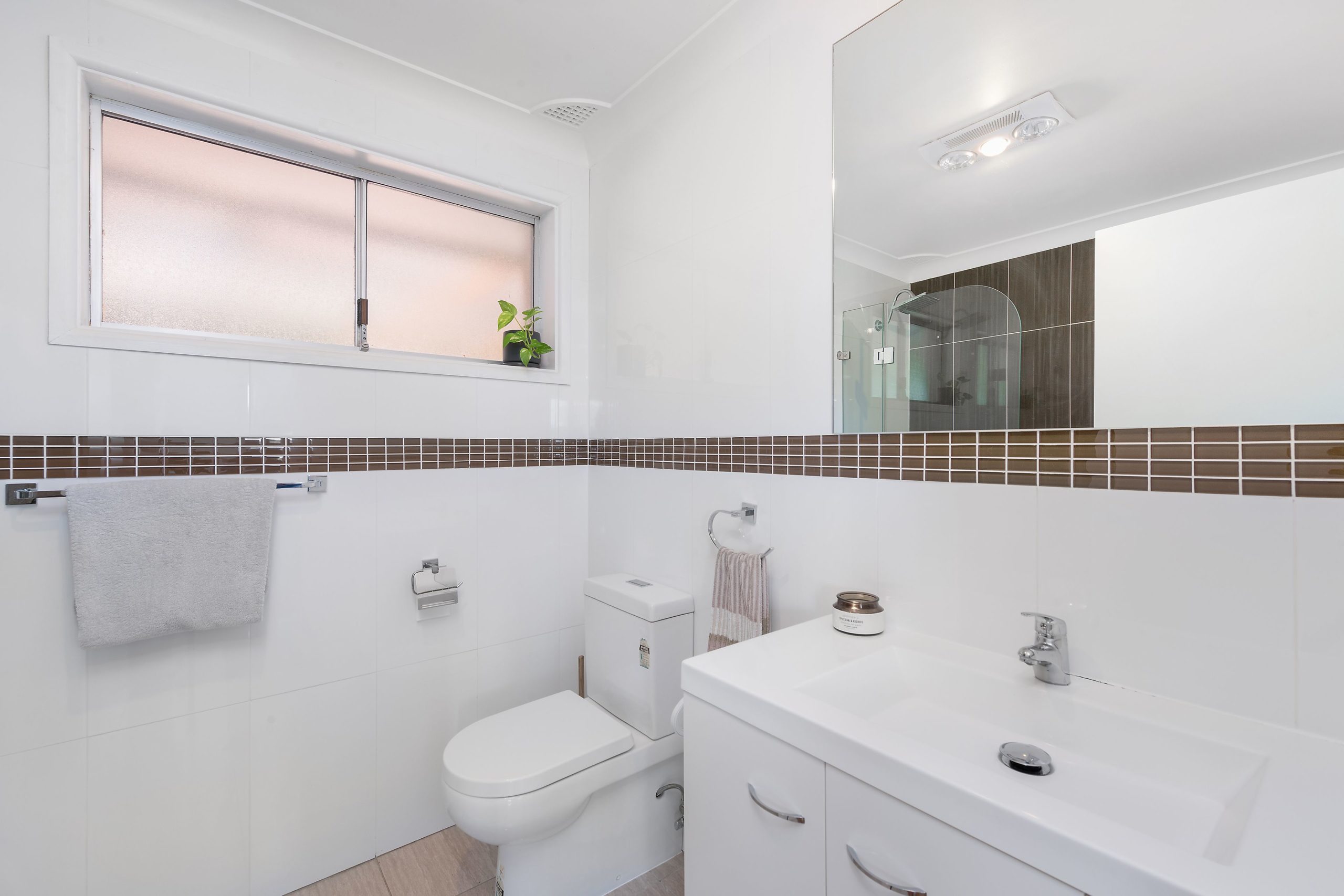 54 Ashley Avenue, Farmborough Heights - Thumbnail 4