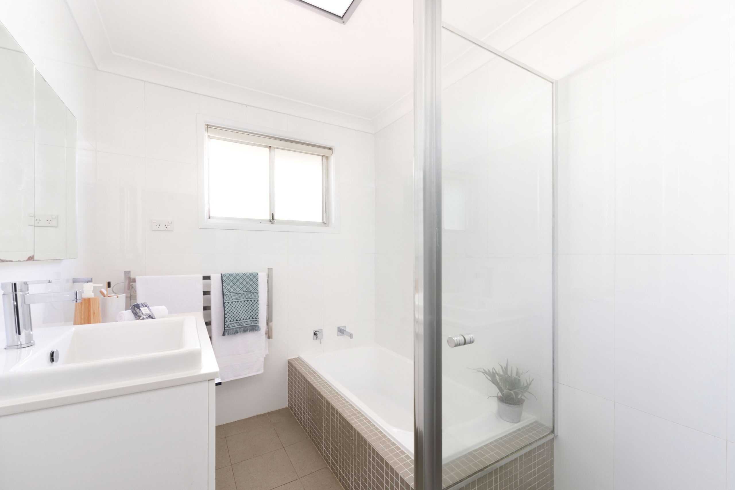 2 Stanley Avenue, Farmborough Heights - Thumbnail 4