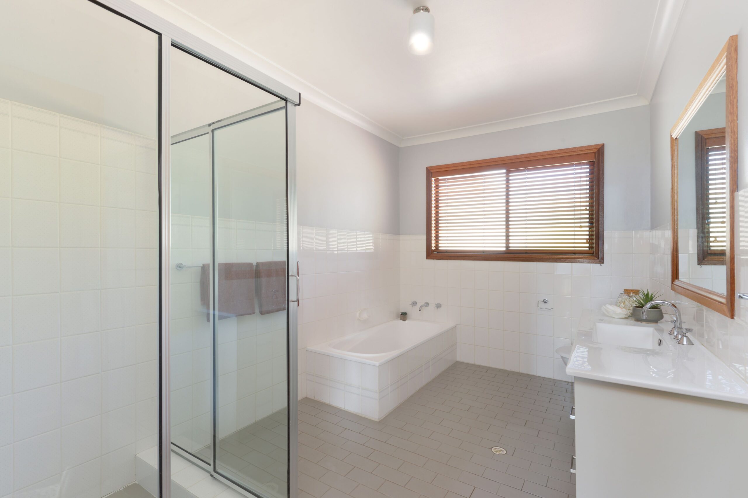 51 Iola Avenue, Farmborough Heights - Thumbnail 4