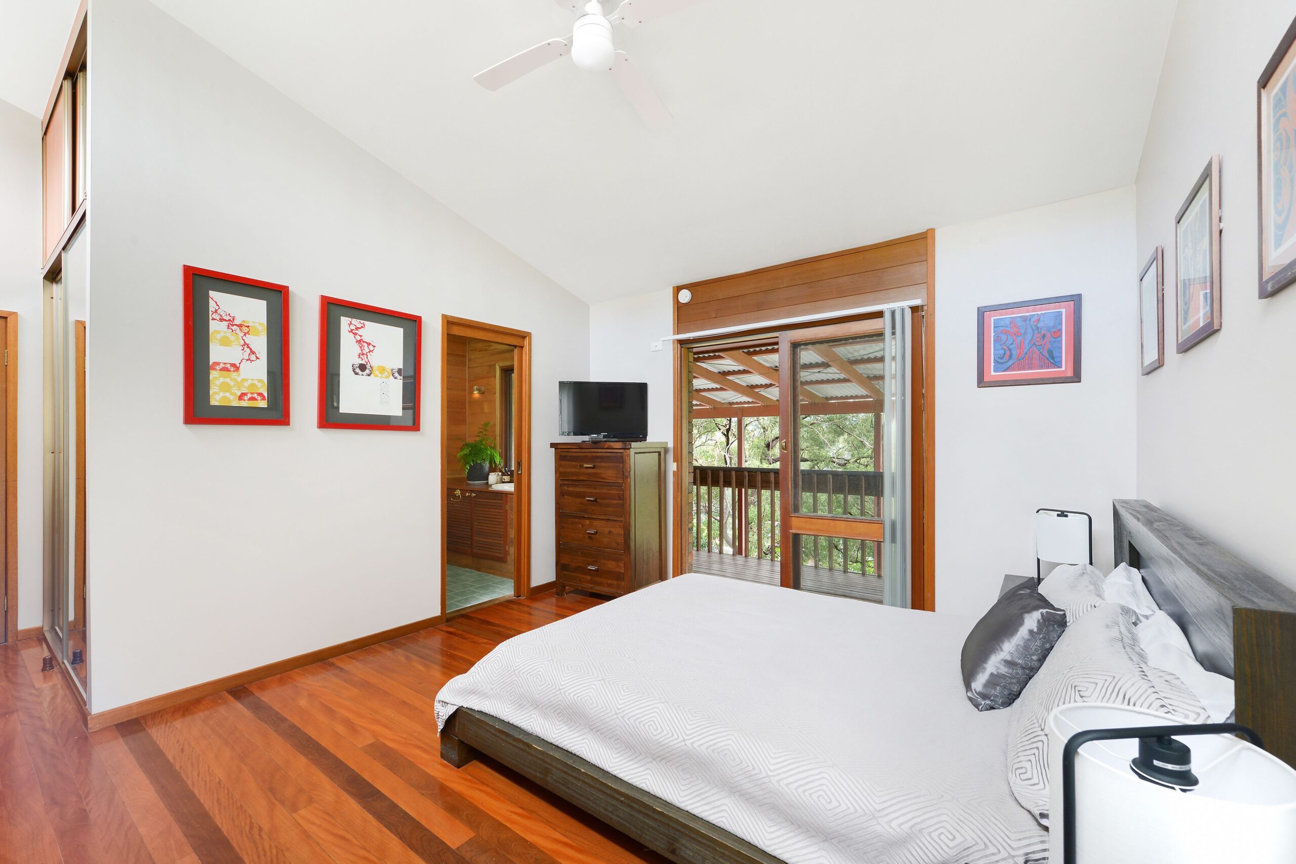 98 Iola Avenue, Farmborough Heights - Thumbnail 5
