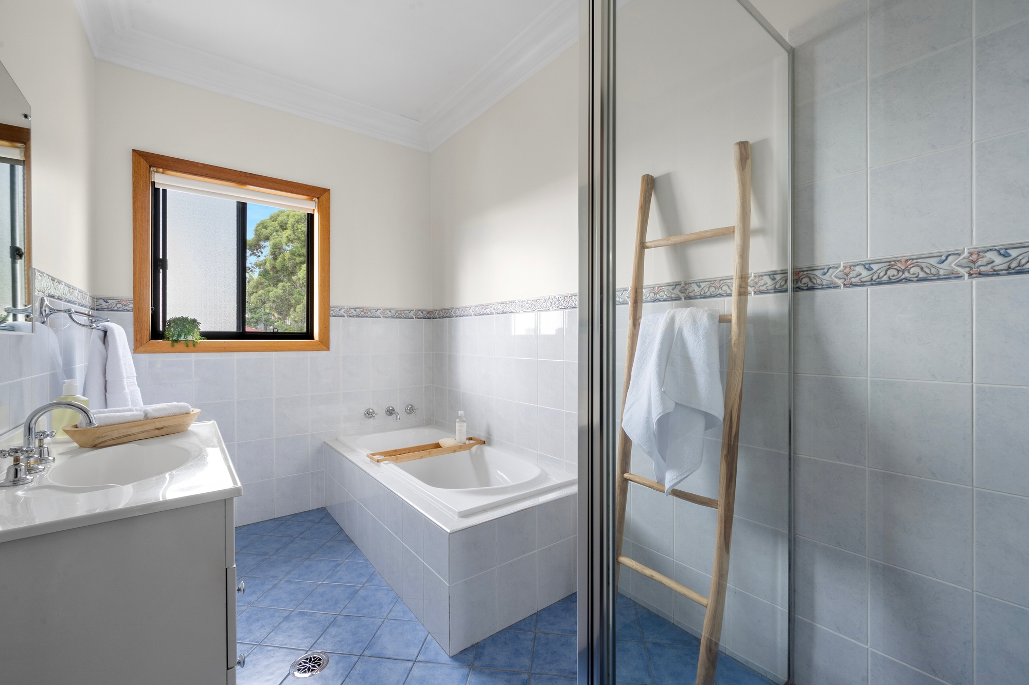 32 Ashley Avenue, Farmborough Heights - Thumbnail 8