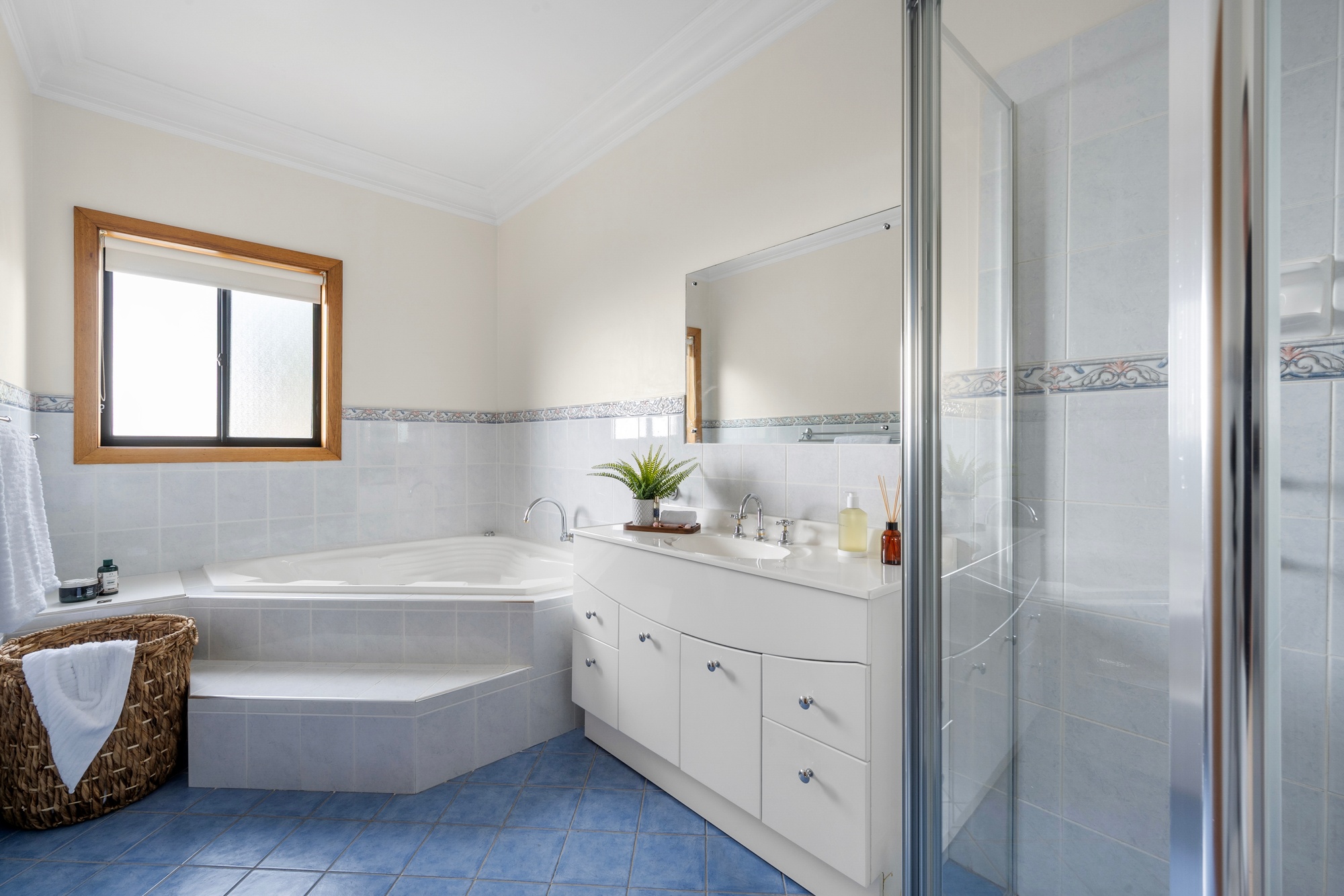 32 Ashley Avenue, Farmborough Heights - Thumbnail 5