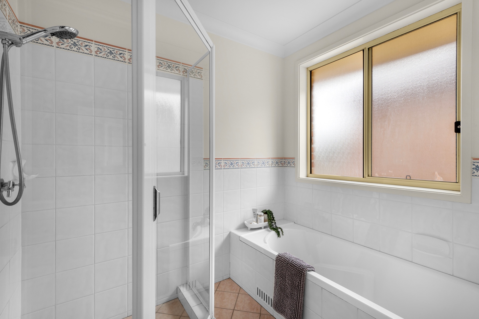 2 Rosella Grove, Farmborough Heights - Thumbnail 3