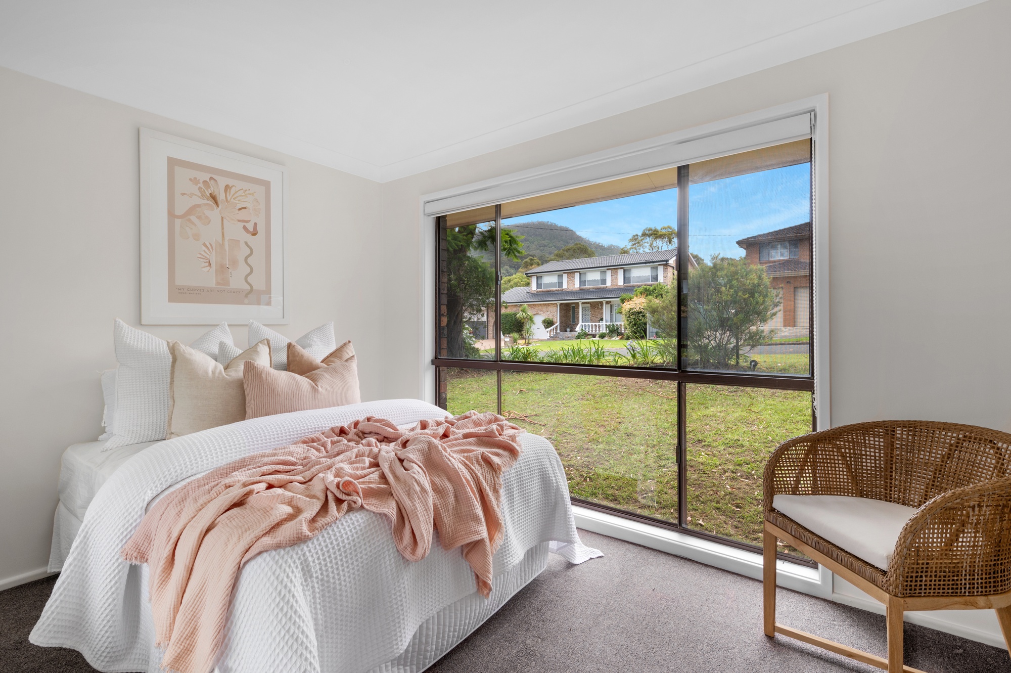 9 Carlon Crescent, Farmborough Heights - Thumbnail 2