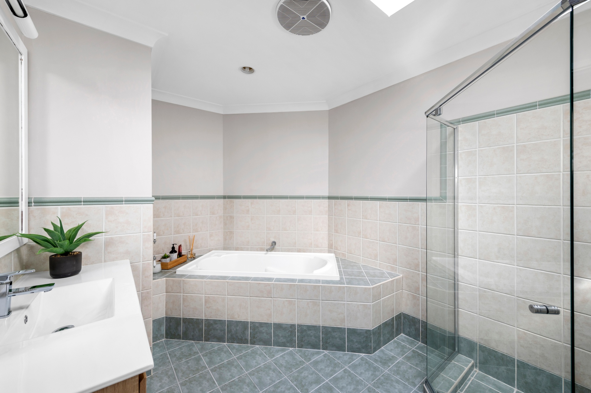 22 Sandalwood Road, Farmborough Heights - Thumbnail 8
