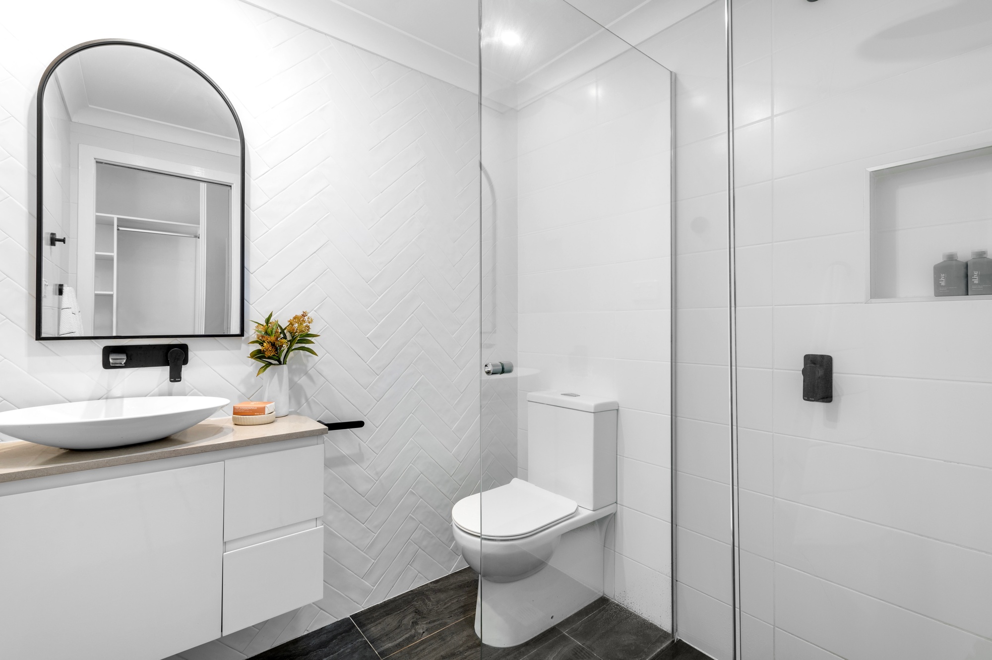 21 Stanley Avenue, Farmborough Heights - Thumbnail 4