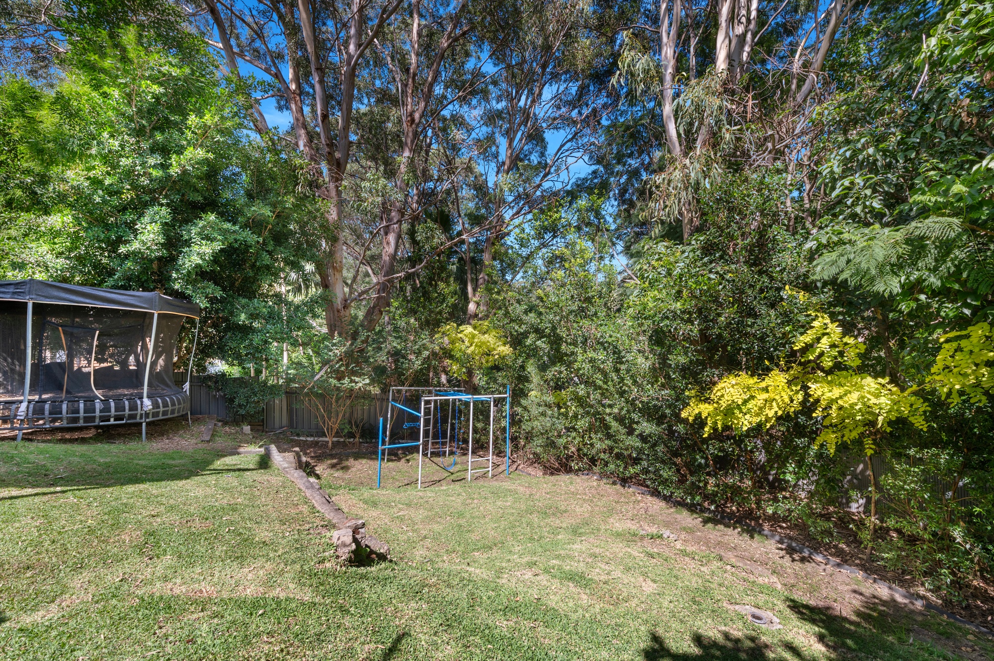 21 Stanley Avenue, Farmborough Heights - Thumbnail 2