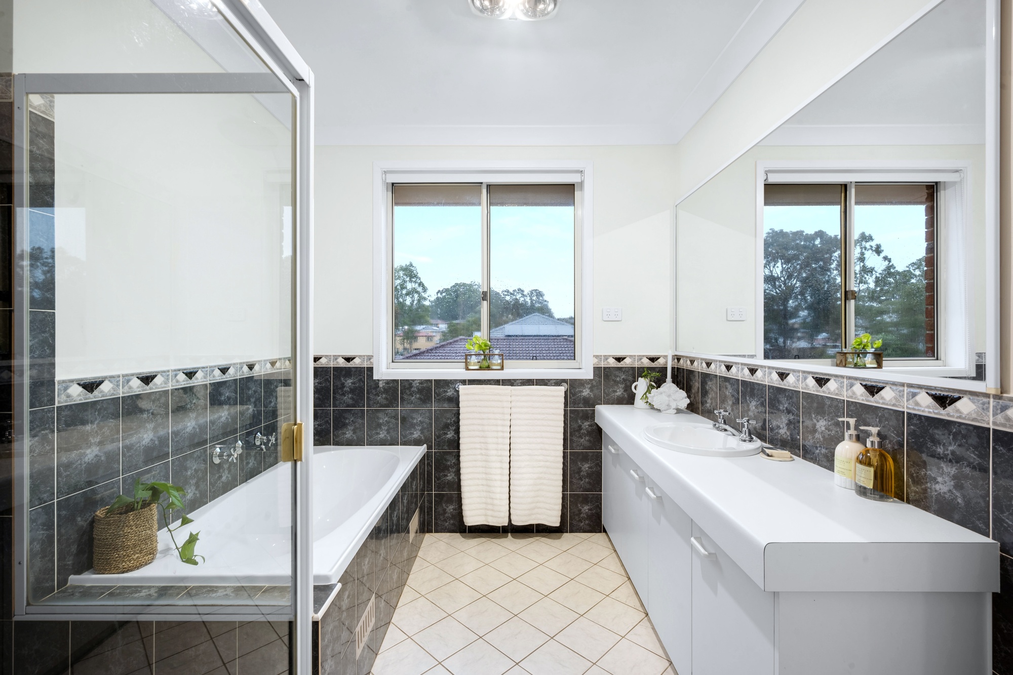 6 Rosella Grove, Farmborough Heights - Thumbnail 3