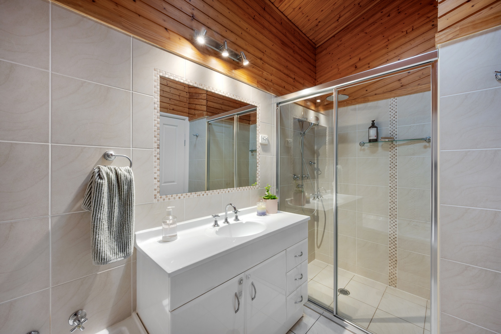44 Stanley Avenue, Farmborough Heights - Thumbnail 3
