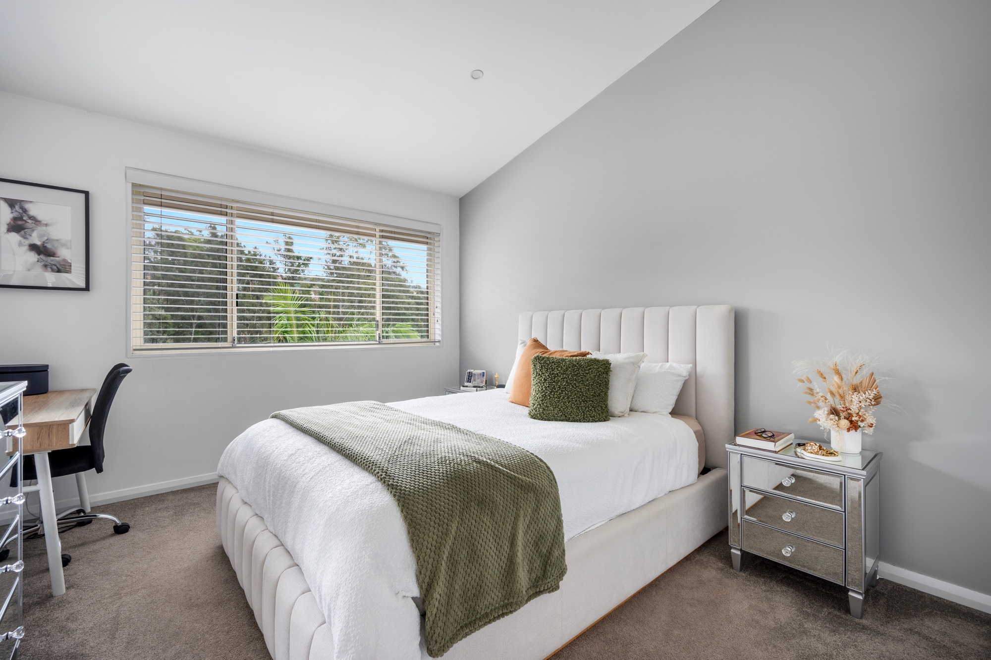 7 Sheringa Grove, Cordeaux Heights - Thumbnail 2