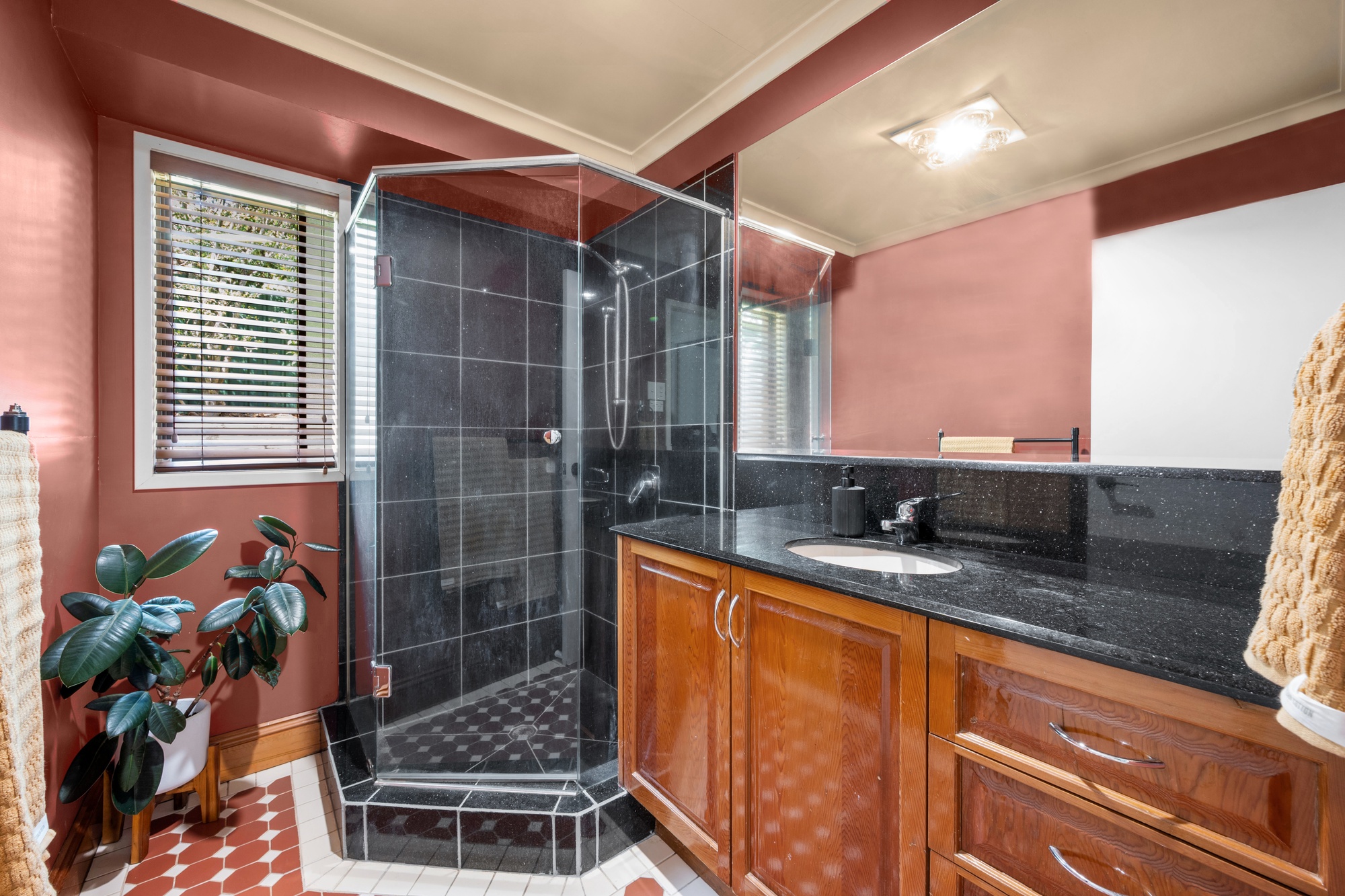 18 Ashley Avenue, Farmborough Heights - Thumbnail 4